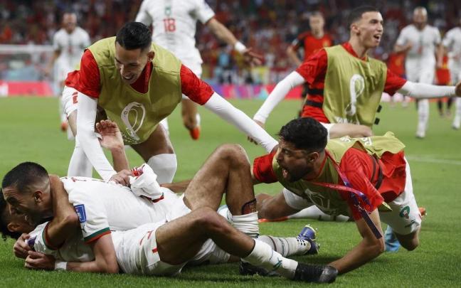 Zakaria Aboukhlal (i) celebra su gol con sus compañeros de selección. Zakaria Aboukhlal (i) celebra su gol con sus compañeros de selección.