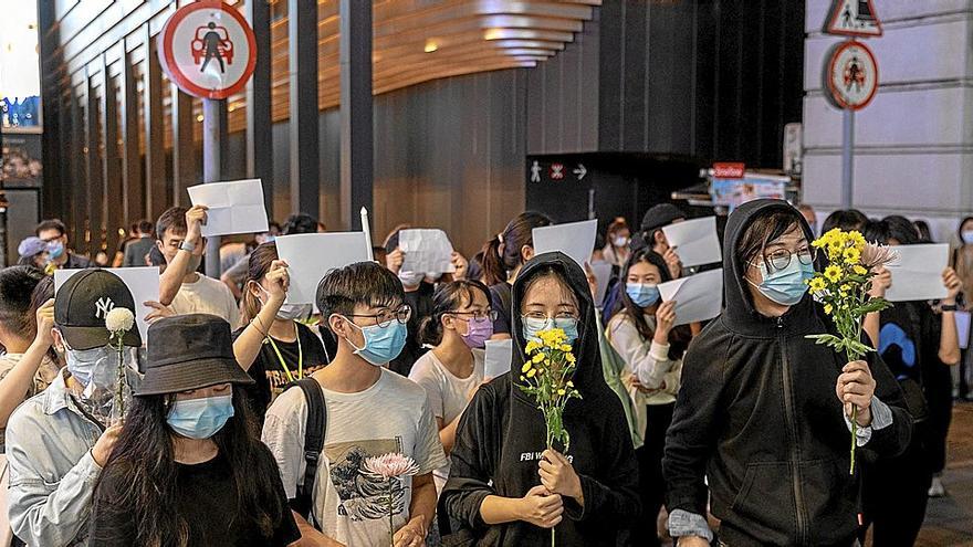 Estudiantes protagonizan una vigilia en Hong Kong en memoria de las víctimas del pasado fin de semana. | FOTO: EFE