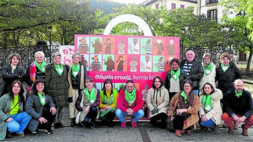 Comerciantes de Txanda en la presentación ayer de las campañas ‘#eztuiñorjaten’ y de Navidad.