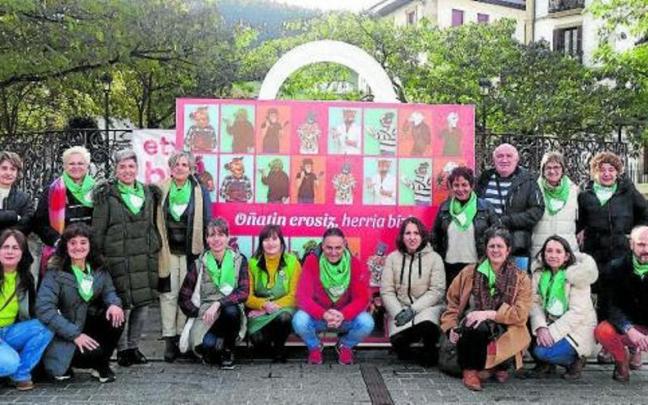 Comerciantes de Txanda en la presentación ayer de las campañas ‘#eztuiñorjaten’ y de Navidad. Comerciantes de Txanda en la presentación ayer de las campañas ‘#eztuiñorjaten’ y de Navidad.