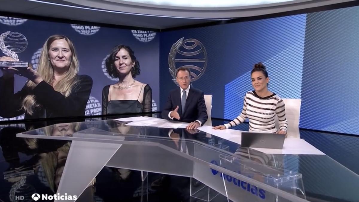 Mónica Carrillo lanza una 'pulla' a Roberto Leal en 'Antena 3 Noticias'.