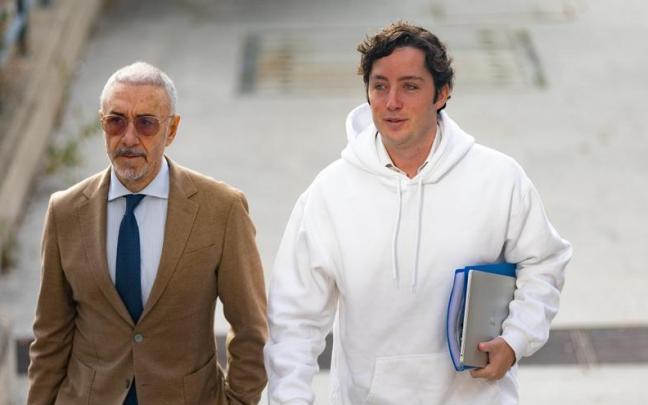 Francisco Nicolás Gómez Iglesias, conocido como ‘El Pequeño Nicolás’, acompañado de su abogado.