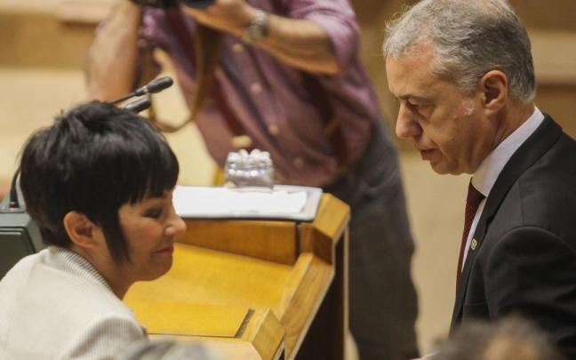 El lehendakari, Iñigo Urkullu, con la portavoz de EH Bildu, Maddalen Iriarte, en un anterior pleno del Parlamento Vasco El lehendakari, Iñigo Urkullu, con la portavoz de EH Bildu, Maddalen Iriarte, en un anterior pleno del Parlamento Vasco