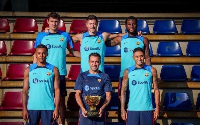 Xavi y los nuevos fichajes, con el trofeo Gamper.
