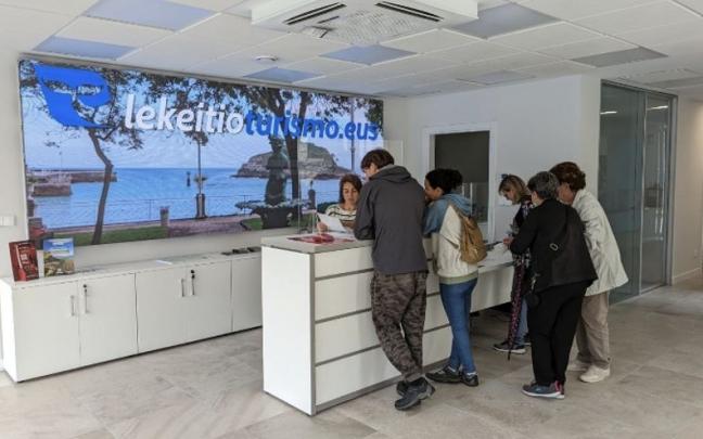 Lekeitioko turismo bulego berriaren irudia, Eliz Atea kalean kokatutakoa.