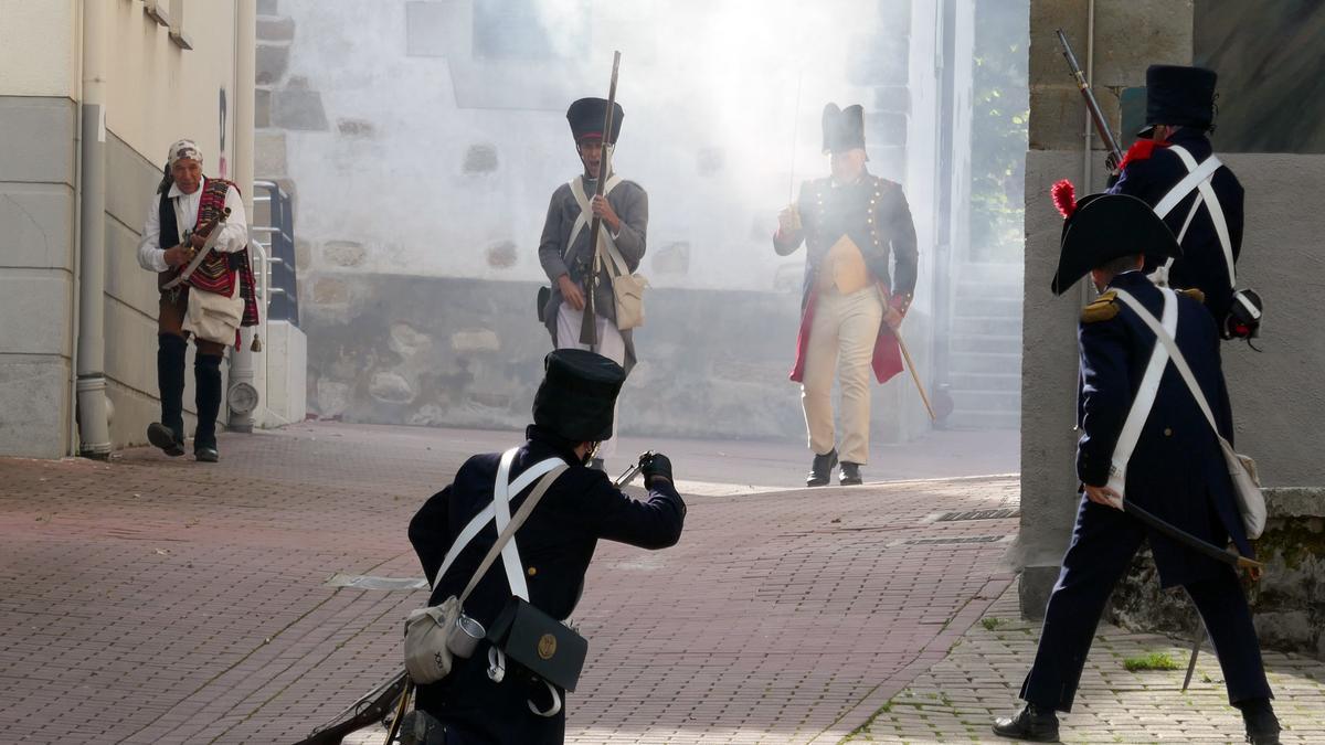 La asociación Batalla de Vitoria recrearon la captura de 'Dos Pelos' y su tropa.