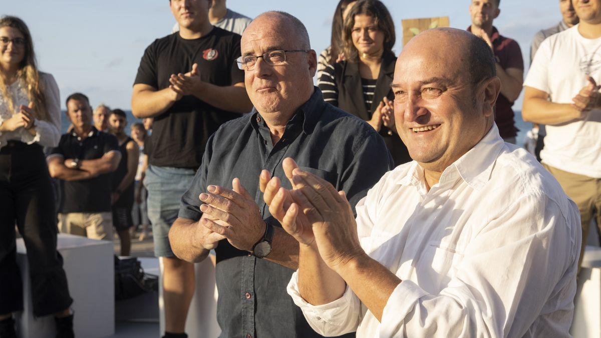 El presidente del EBB del PNV, Andoni Ortuzar, con el líder de la Ejecutiva en Gipuzkoa, Joseba Egibar, en la apertura del curso en Zarautz