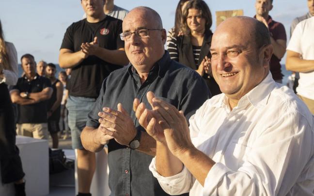 El presidente del EBB del PNV, Andoni Ortuzar, con el líder de la Ejecutiva en Gipuzkoa, Joseba Egibar, en la apertura del curso en Zarautz