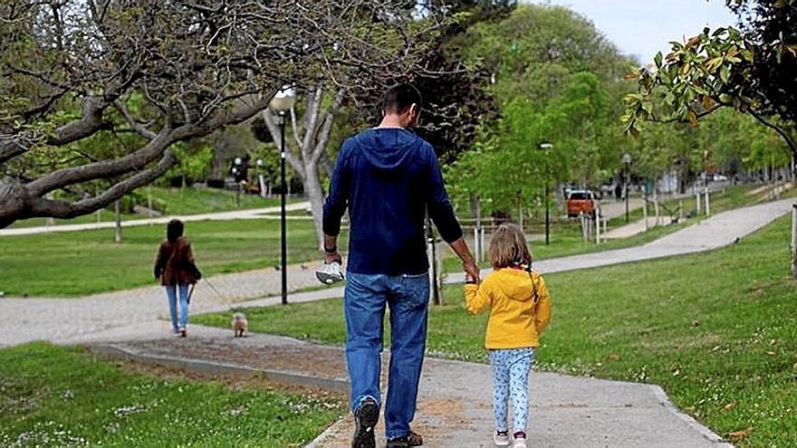 Un hombre paseando de la mano con su pequeña por un parque. | FOTO: N.G.