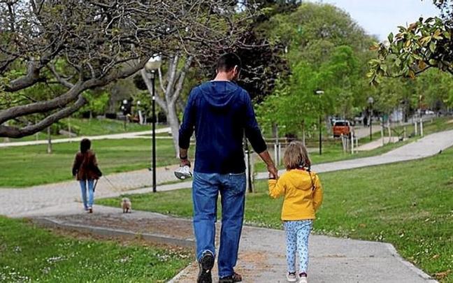 Un hombre paseando de la mano con su pequeña por un parque. | FOTO: N.G. Un hombre paseando de la mano con su pequeña por un parque. | FOTO: N.G.
