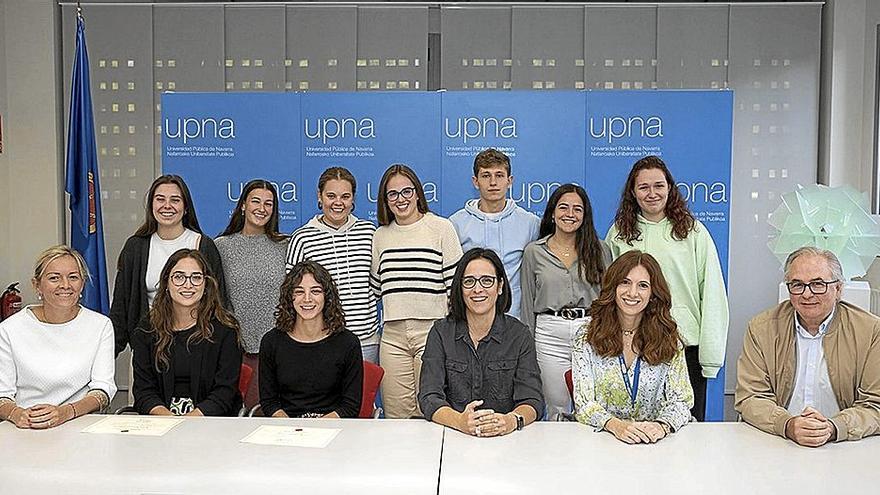 Finalistas, asistentes al acto y jurado del premio del Grado en Fisioterapia.