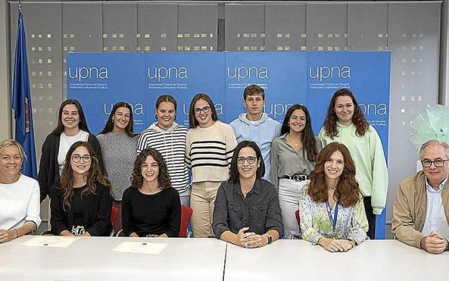 Finalistas, asistentes al acto y jurado del premio del Grado en Fisioterapia. Finalistas, asistentes al acto y jurado del premio del Grado en Fisioterapia.