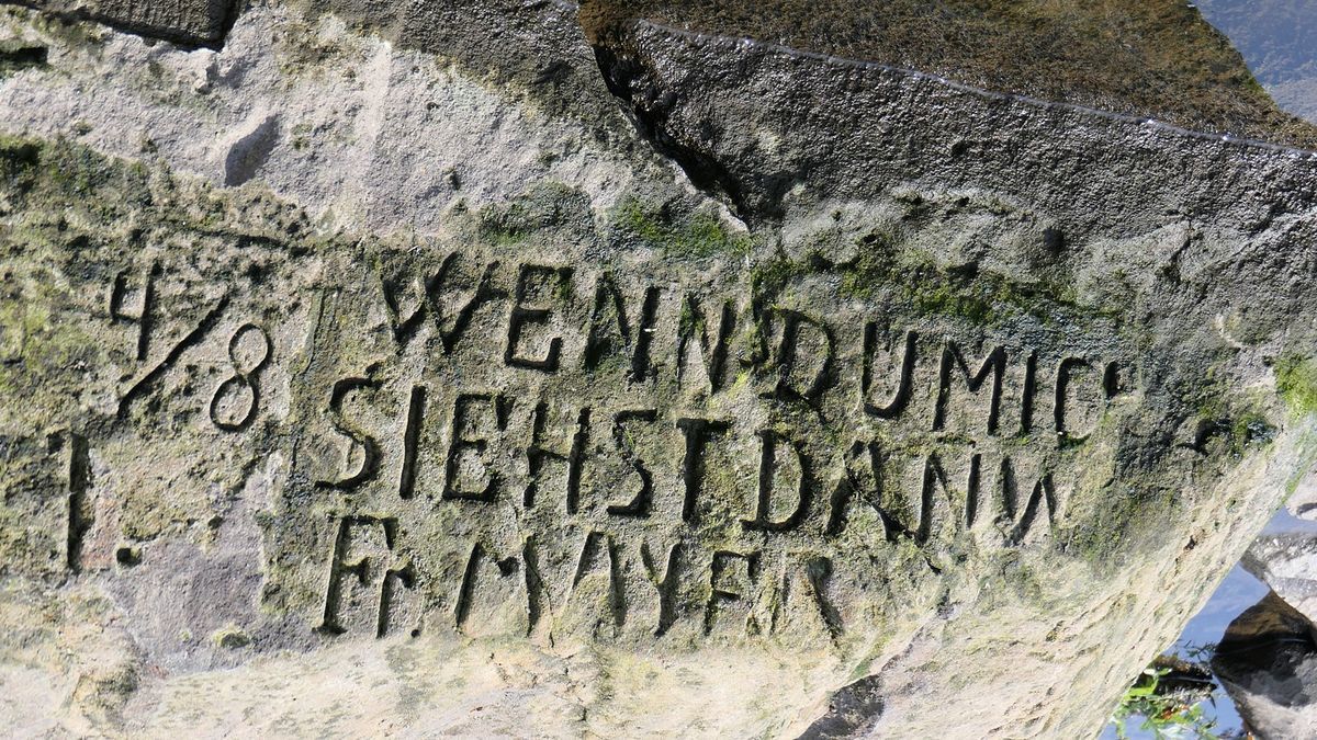 Imagen de archivo de una 'Piedra del Hambre' hallada en el Elba con la inscripción "si me ves llora".