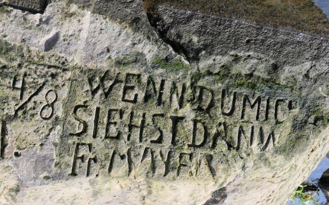 Imagen de archivo de una 'Piedra del Hambre' hallada en el Elba con la inscripción "si me ves llora".