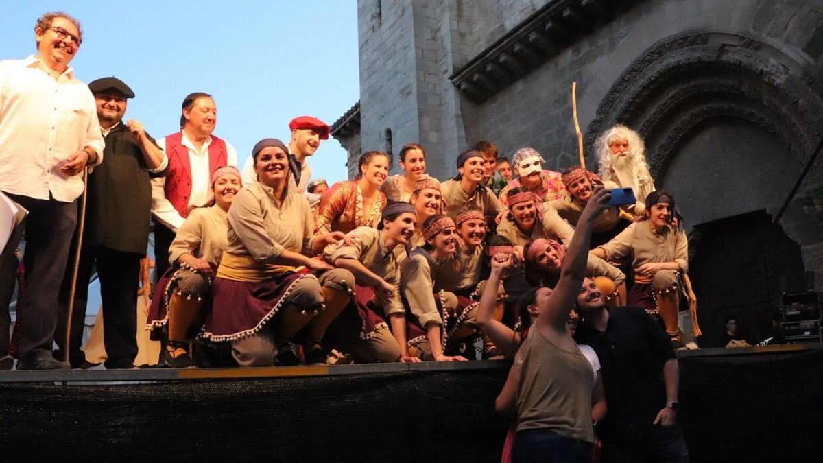 Alejandro Toquero, Irune García y Verónica Gormedino se hacen un selfie con los protagonistas del Paloteado