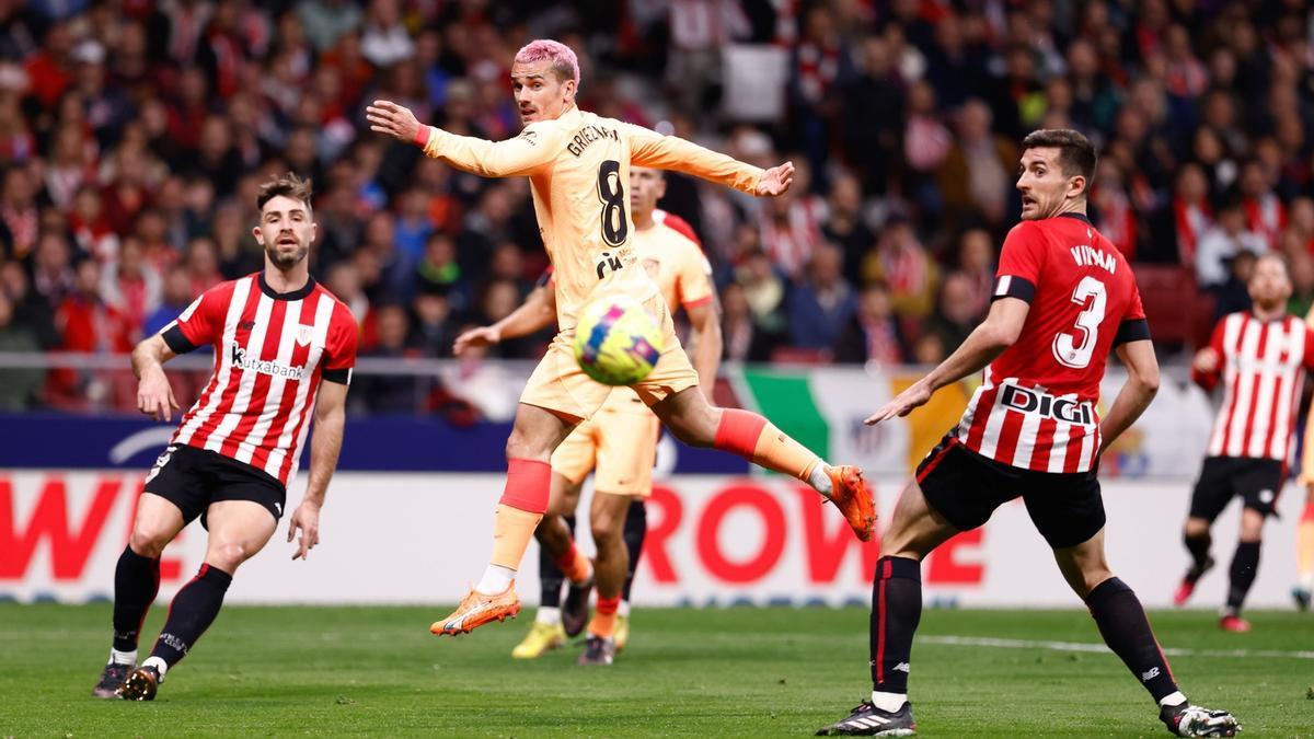 Yeray Álvarez y Dani Vivian observan el balón en presencia de Antoine Griezmann, que marcó el gol de la victoria en el Metropolitano.