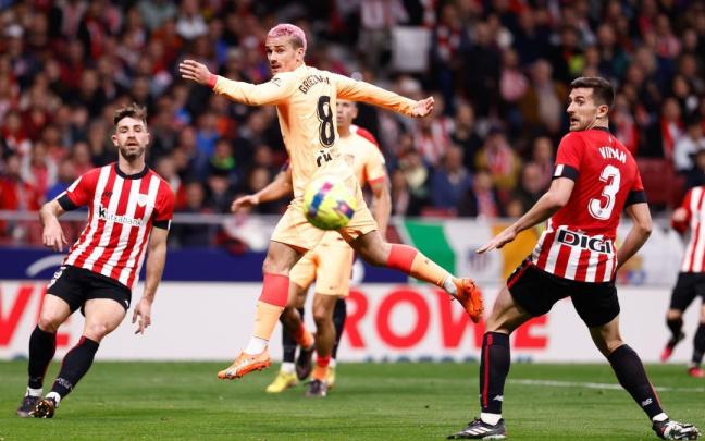 Yeray Álvarez y Dani Vivian observan el balón en presencia de Antoine Griezmann, que marcó el gol de la victoria en el Metropolitano.