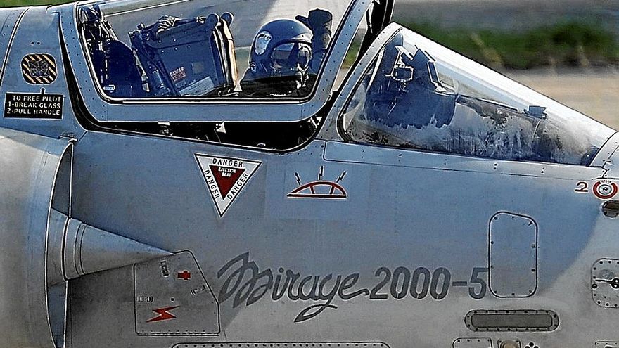 El piloto de un caza Mirage 2000 del ejército taiwanés levanta su pulgar. | FOTO: EFE