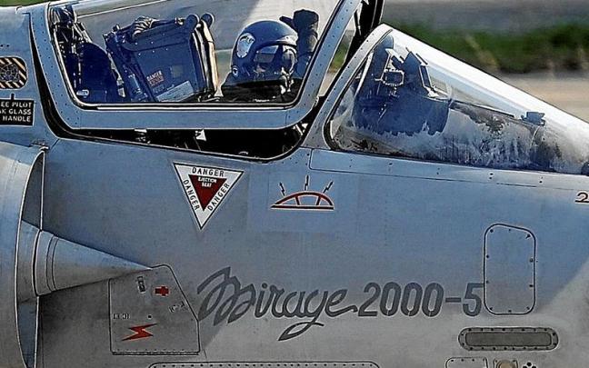 El piloto de un caza Mirage 2000 del ejército taiwanés levanta su pulgar. | FOTO: EFE