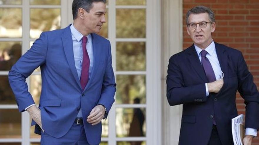 El presidente del Gobierno español, Pedro Sánchez, con el líder del PP, Alberto Núñez Feijóo.