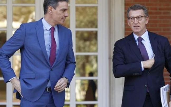 El presidente del Gobierno espa&ntilde;ol, Pedro S&aacute;nchez, con el l&iacute;der del PP, Alberto N&uacute;&ntilde;ez Feij&oacute;o.