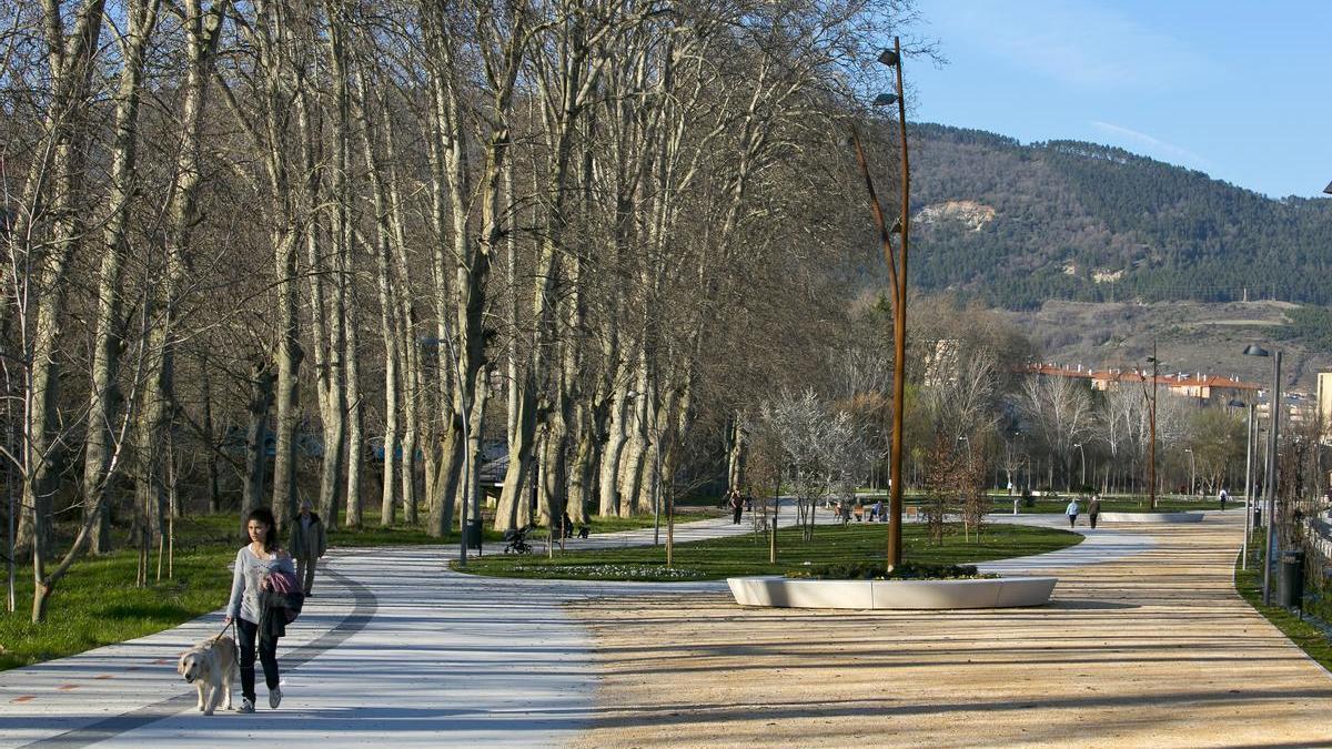 El parque de Trinatarios incorpora un nuevo tramo de paseo fluvial junto al río Arga.