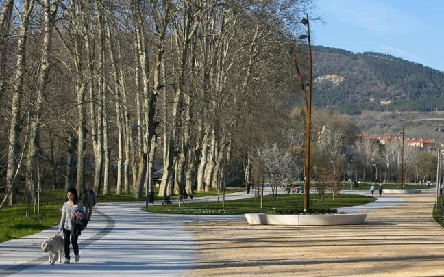 El parque de Trinatarios incorpora un nuevo tramo de paseo fluvial junto al río Arga. El parque de Trinatarios incorpora un nuevo tramo de paseo fluvial junto al río Arga.