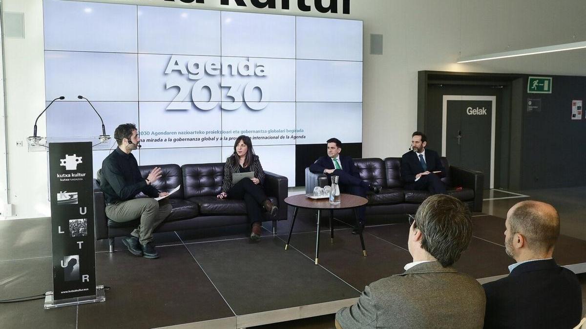 La mesa redonda estuvo moderada por el periodista Imanol Arruti