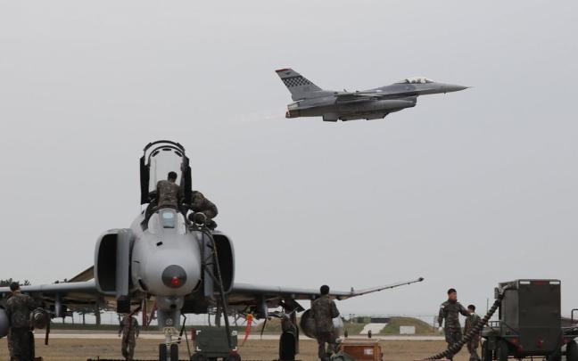 Un caza F16 de la Fuerza Aérea de Estados Unidos despega durante un ejercicio en Gunsan, Corea del Sur