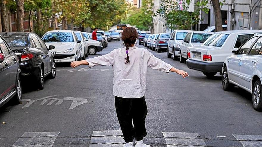 Una mujer posa sin el velo en una calle de Teherán. | FOTO: EFE