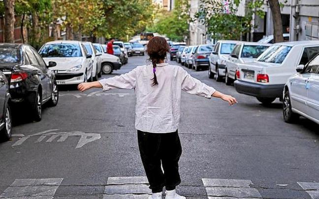 Una mujer posa sin el velo en una calle de Teher&aacute;n. | FOTO: EFE
