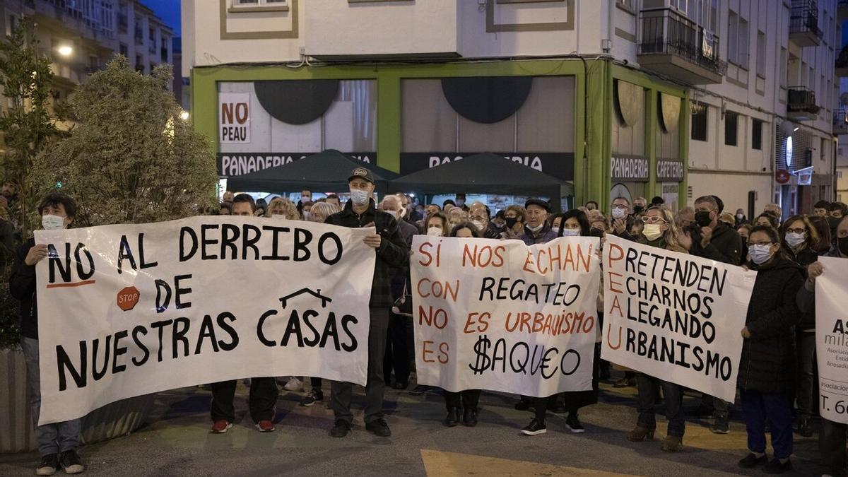 Concentración vecinal contra la propuesta del Plan Especial de Urbanismo que contempla el derribo de 3 portales y realojo de 90 familias.