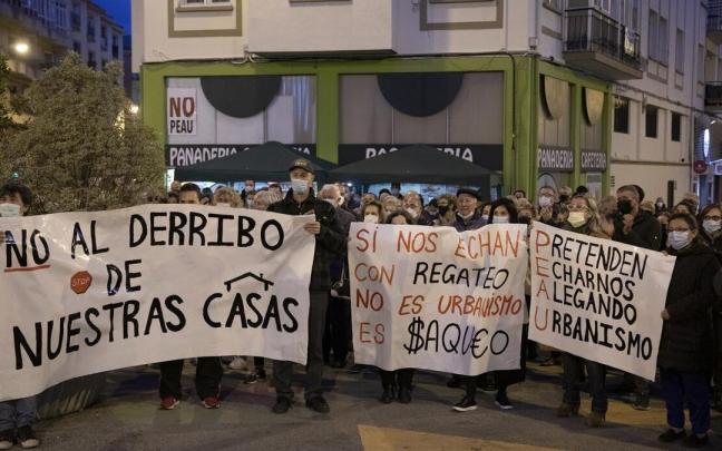 Concentración vecinal contra la propuesta del Plan Especial de Urbanismo que contempla el derribo de 3 portales y realojo de 90 familias. Concentración vecinal contra la propuesta del Plan Especial de Urbanismo que contempla el derribo de 3 portales y realojo de 90 familias.