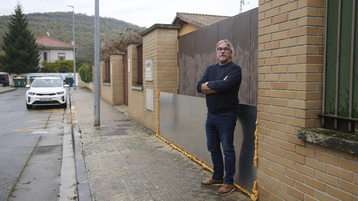 Txus Macías, frente a su casa del Martiket un año después.