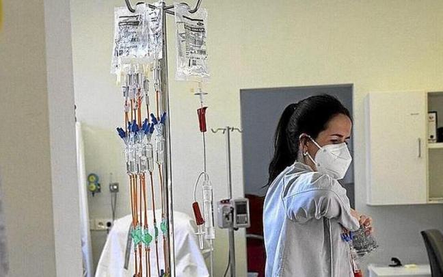 Una enfermera del HUN trabaja usando una mascarilla.