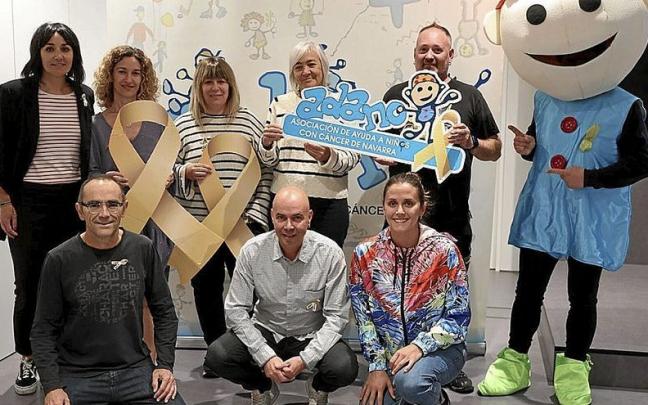 Miembros de Adano posan con los lazos dorados y con el cartel de la campaña de sensibilización. Miembros de Adano posan con los lazos dorados y con el cartel de la campaña de sensibilización.