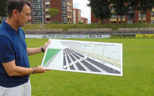 Mikel Torres muestra la infografía del proyecto de creación de una tribuna en La Florida.