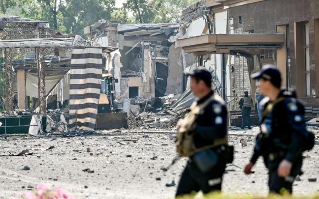 Militares ucranianos cerca del lugar del impacto de un misil ruso en la región de Zaporiyia, en el este de Ucrania. Militares ucranianos cerca del lugar del impacto de un misil ruso en la región de Zaporiyia, en el este de Ucrania.
