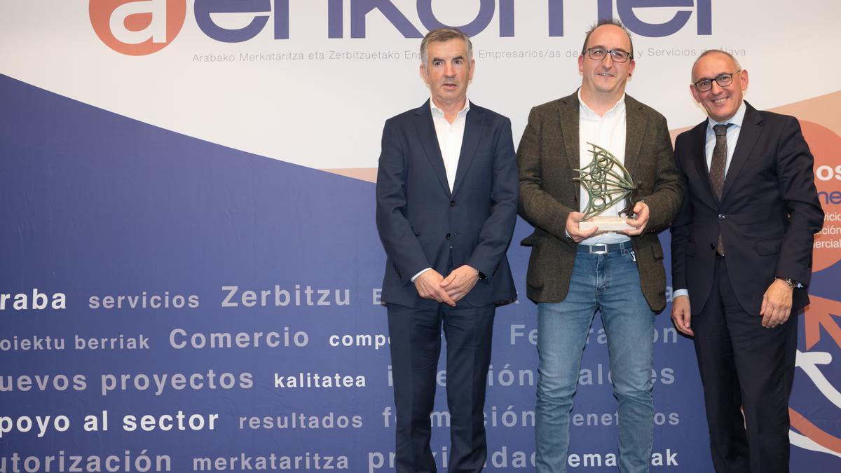Diego Martínez de San Vicente, presidente de Gasteiz On, recibió el premio de D. Ramiro González, diputado general de Álava. Acompaña Jon Aspuru, presidente de AENKOMER.