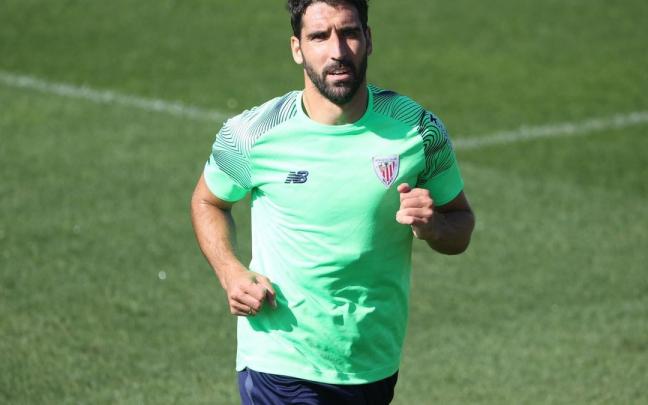 Raúl García se ejercita durante la jornada de ayer jueves en Lezama. Raúl García se ejercita durante la jornada de ayer jueves en Lezama.
