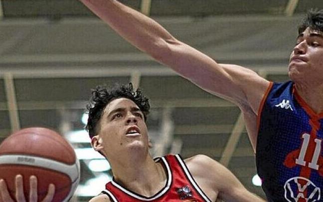 Adriá Rodríguez entra a canasta ante David Gómez. | FOTO: UNAI BEROIZ