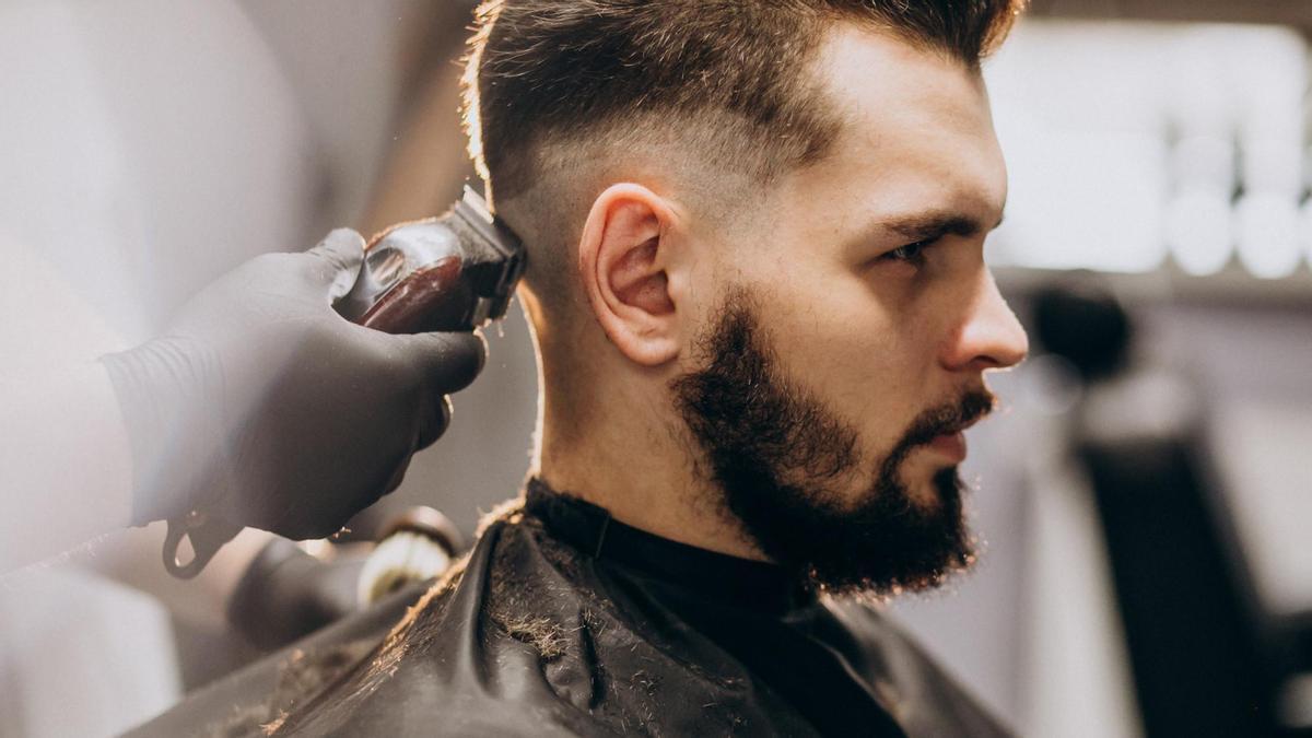 Corte degradado a un cliente en una peluquería.