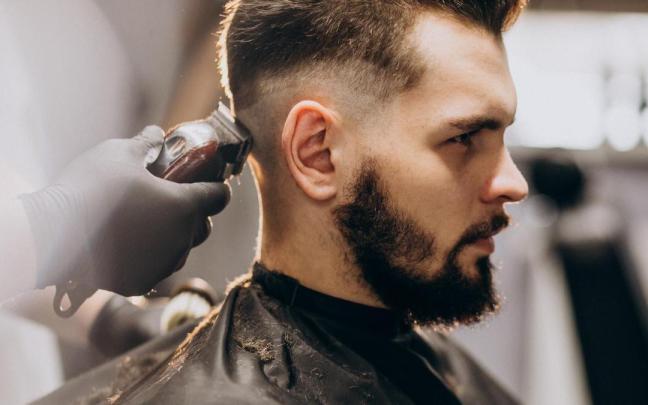 Corte degradado a un cliente en una peluquer&iacute;a.