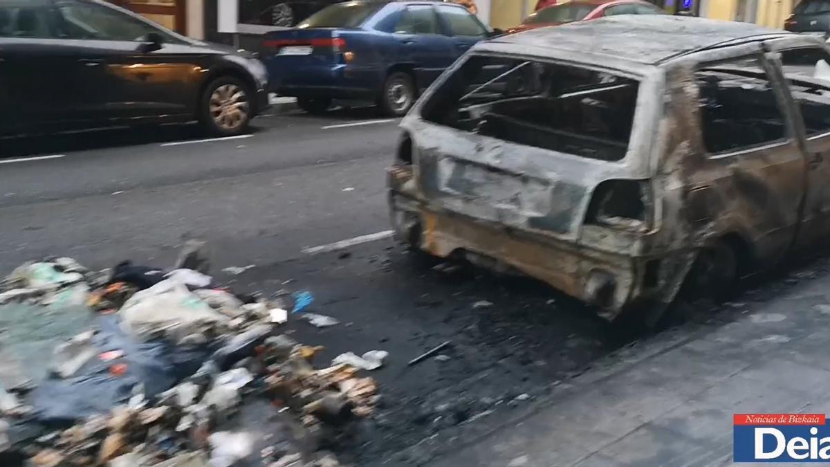 Arden un coche y varios contenedores en Santurtzi