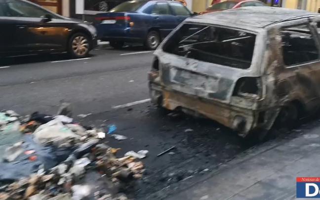Arden un coche y varios contenedores en Santurtzi