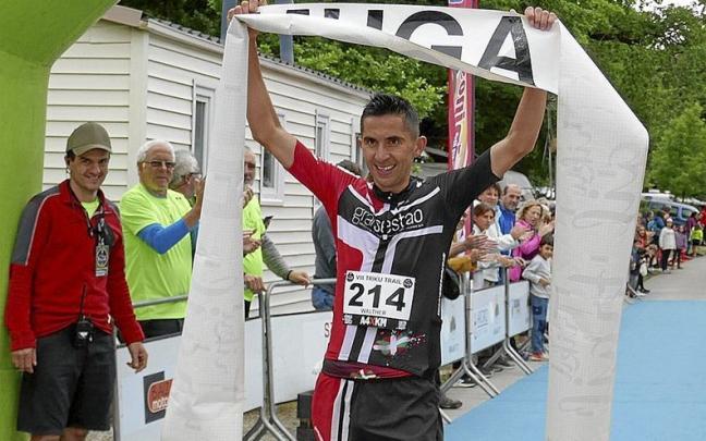 Walter Becerra, venezolano afincado en Sestao, celebra su victoria en la meta | .