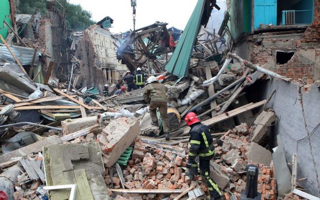 Una imagen de personal de rescate trabajando en la región de Járkov.