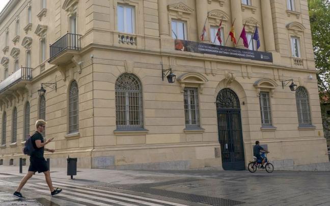Un joven pasa frente a la sede del Centro Memorial de las Víctimas del Terrorismo, ubicada en Gasteiz. Un joven pasa frente a la sede del Centro Memorial de las Víctimas del Terrorismo, ubicada en Gasteiz.
