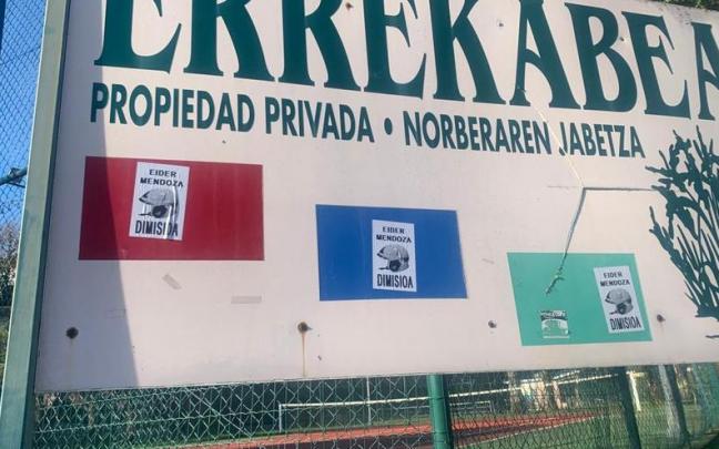 Aparecen pegatinas contra Eider Mendoza. Aparecen pegatinas contra Eider Mendoza.