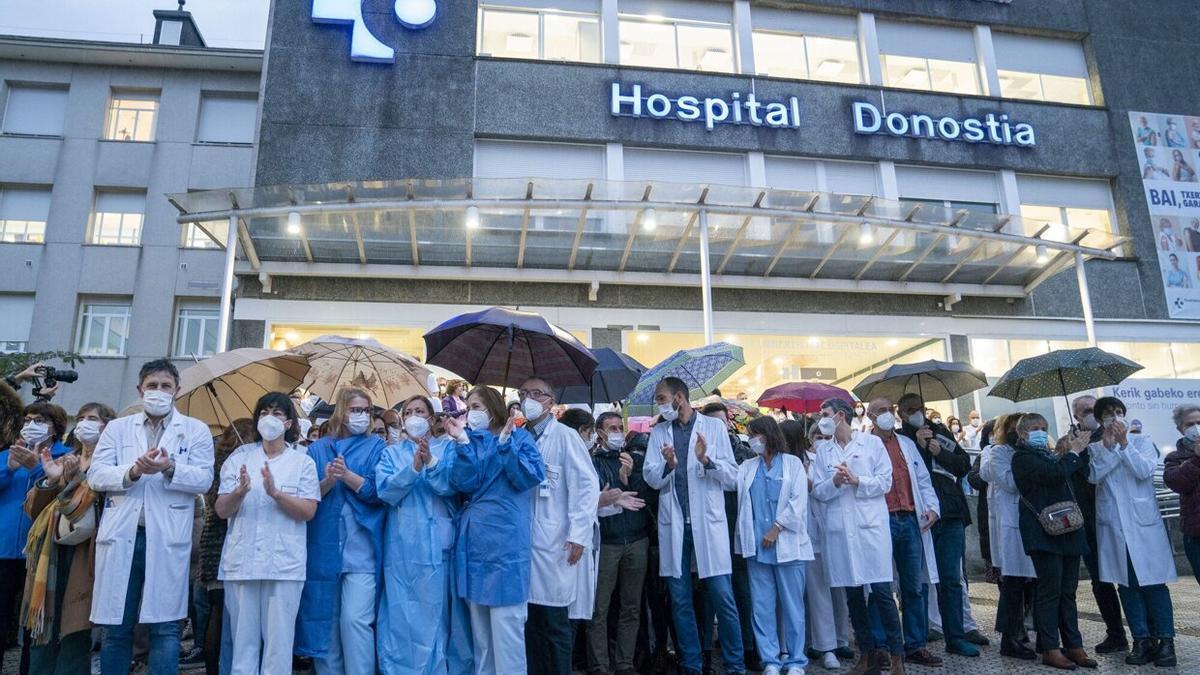 Concentración de personal sanitario por la crisis que se vive en la OSI Donostialdea